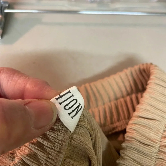 Fashion. Beige wide leg pants with pleats no size tag - Picture 6 of 6